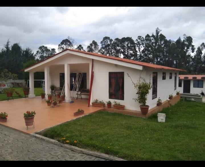 Casa unifamiliar con porche y jardín entregada al propietario