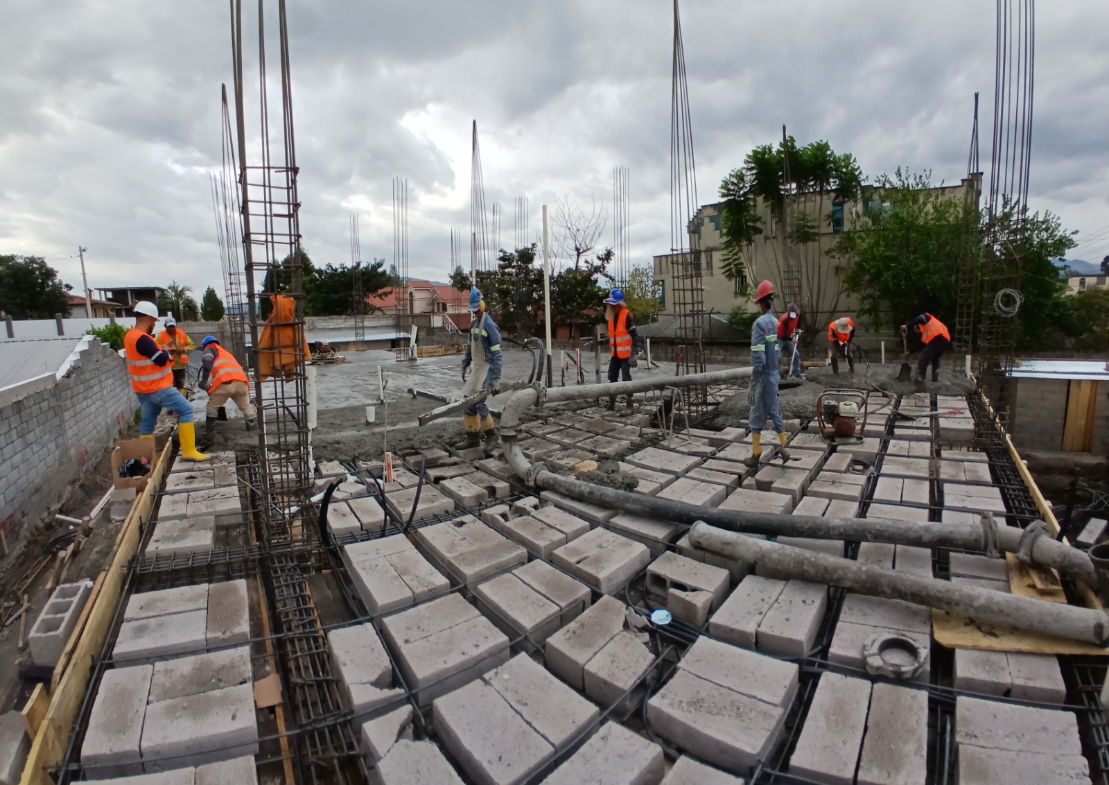 Estructura de hormigón armado en construcción, encofrados y refuerzos