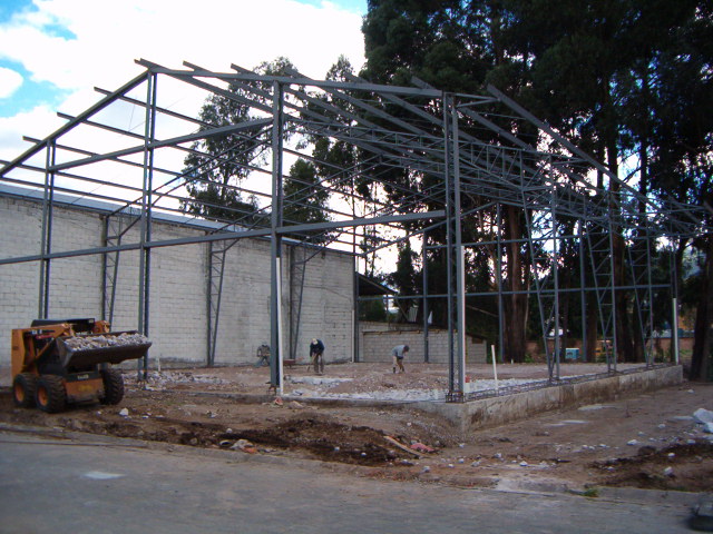 Edificio multifamiliar en obra con estructura metálica y hormigón