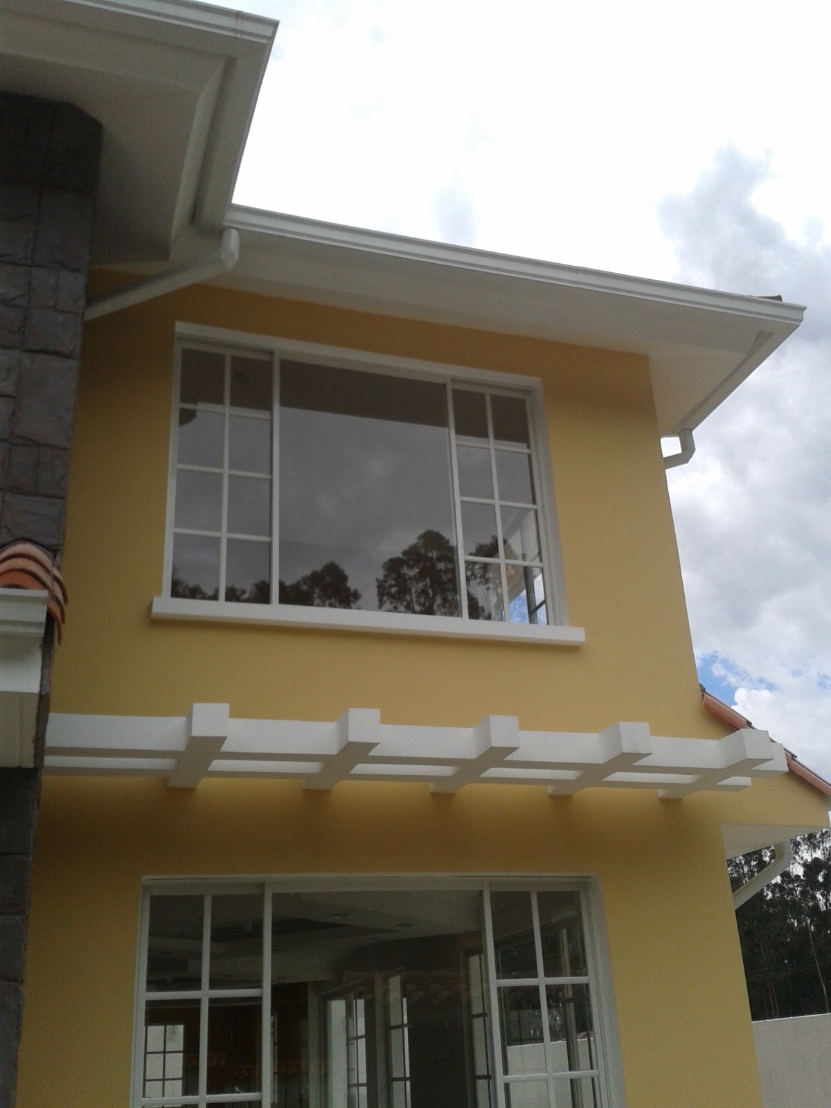 Interior residencial terminado con acabados modernos