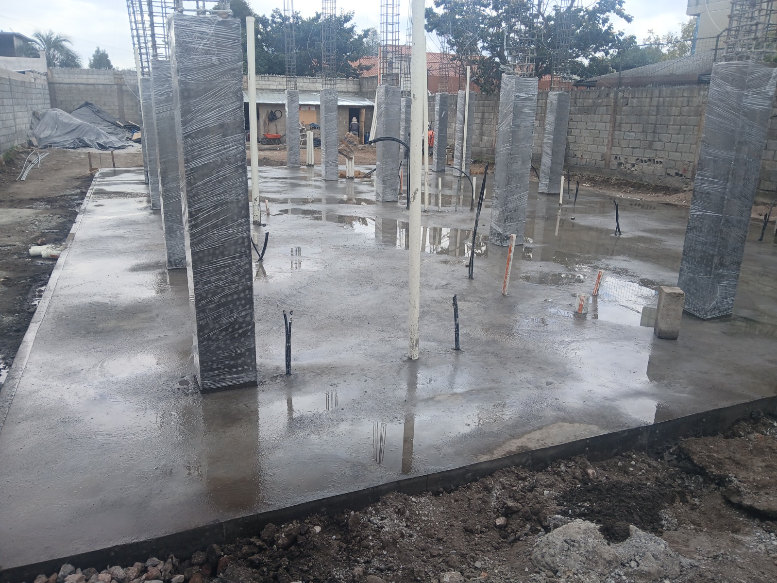Equipo profesional supervisando obra con rigor técnico