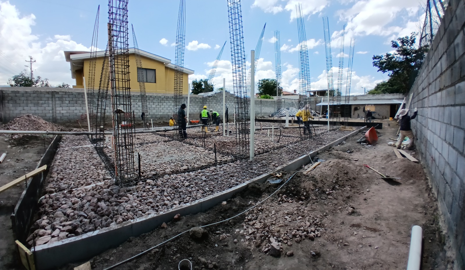 Salón residencial amplio y funcional terminado por el estudio