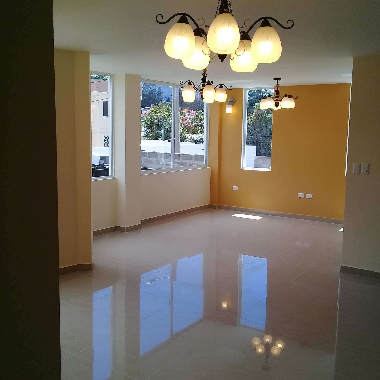 Detalle de acabado interior con pisos y revestimientos de calidad